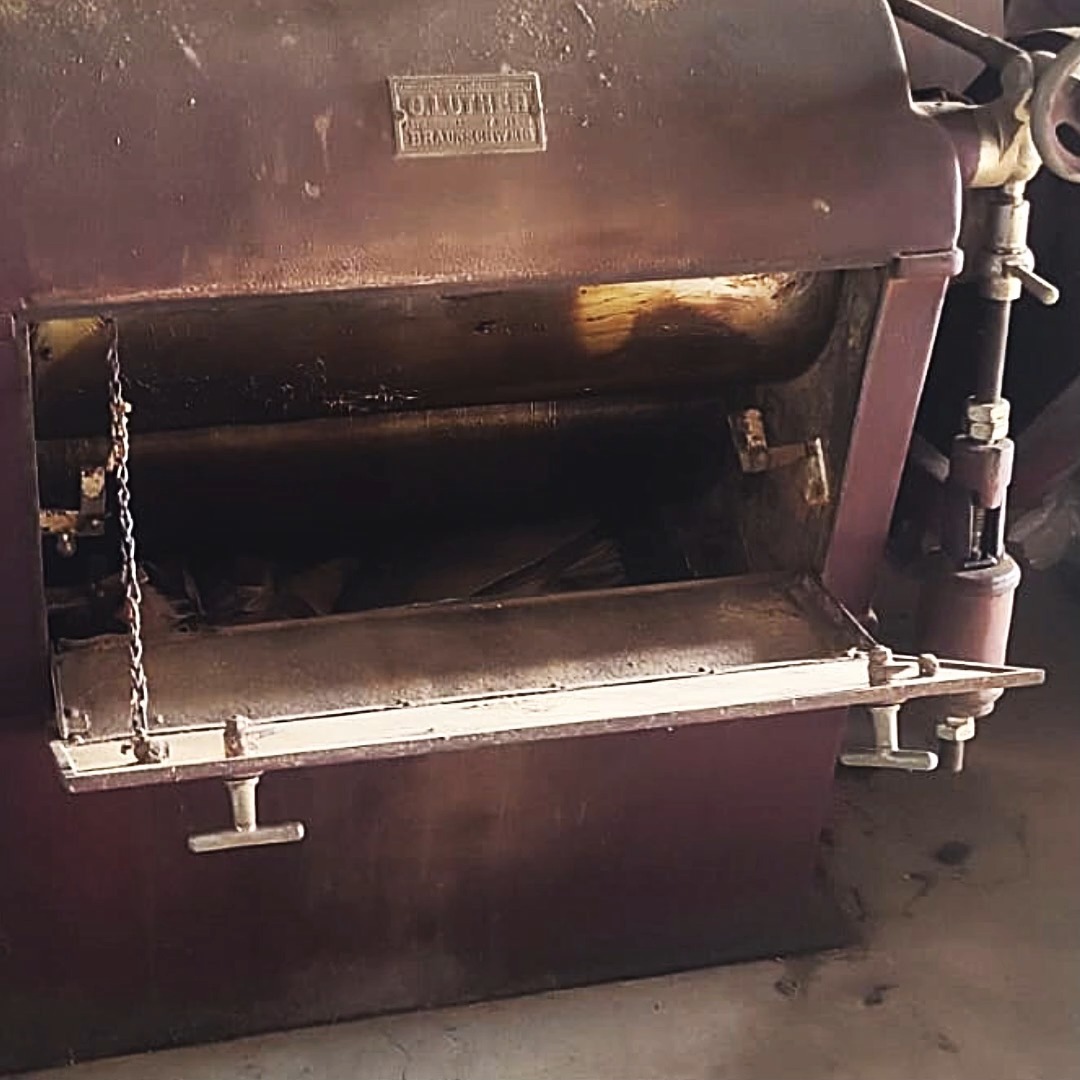 "Stiamo preservando la nostra riseria d'epoca, un vero gioiello che riflette la tradizione e la qualità del nostro riso. Il passato vive nel presente, e presto saremo pronti a condividere con voi un pezzo di storia nella nostra missione: dalla terra alla padella! 🏭🌾 #RiseriaDEpoca #Tradizione #RisoDiQualità #Sostenibilità #DallaTerraAllaPadella"