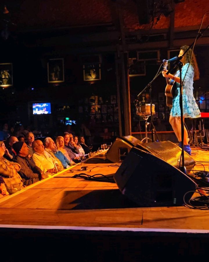 @alyssajaceyofficial killed it last night at the @bellyuptavern last night opening for @joan_osborne She has come sooooo dang far in the last 12+ years since moving to Nashville to hone her craft. She turned the belly up into a musical church, had the people singing her songs instantly and had the whole place eating out of the palm of her hand through her joy and vulnerability. Way to freaking go, Alyssa!!! You owned it, and earned it!!
#singersongwriter #bellyuptavern #alyssajaycey