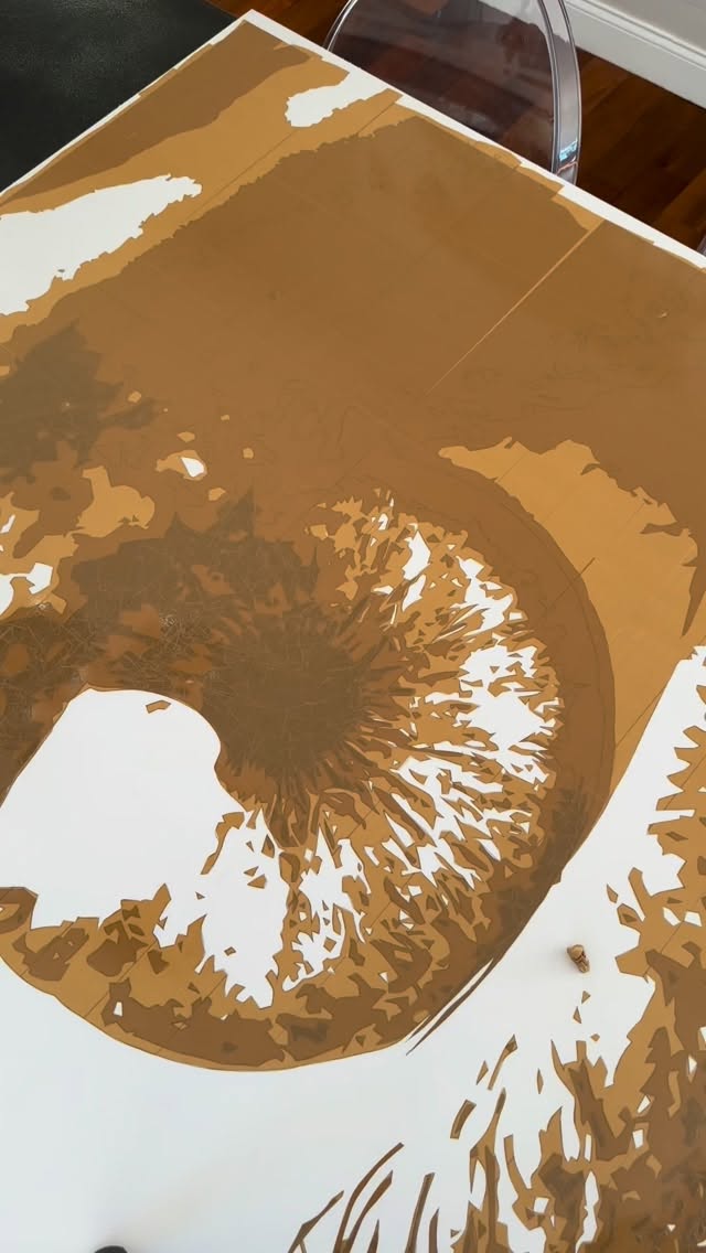 Et en quelques battements de cils… le monde semblait avoir changé, minuscule et immense à la fois. 👁️
.
Encore quelques heures de travail sur cette oeuvre.
Des heures qui passent comme des secondes…
.
#artcontemporain #tapeart #paulinefillioux #scotch #collage @3m