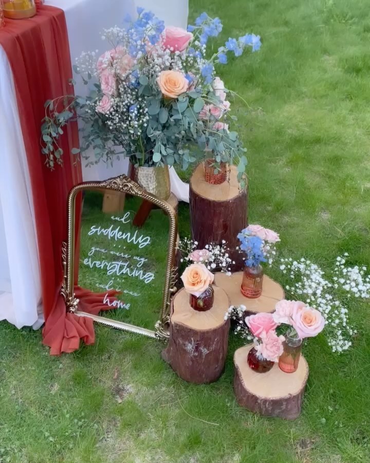 I will be DREAMING of this sweetheart table for the foreseeable future
Daisy & Ben’s wedding yesterday was nothing short of a dream. The colors, the perfect weather, pizza for dinner & the exuberant love Daisy & Ben have for each other
🧡💛💜♥️💙
vendor team:
Coordinator: @eventplanningbyannie | coordinator assistant: @nicolejulianne
Venue: @valhallatahoe
Photographer: @geodes_
DJ: @dj_sawyer_tahoe
Caterer: @getradpizza
Cake: @tavakolisara
Officiant: @wedsbyneil
Linens: @celebrationseventrentals