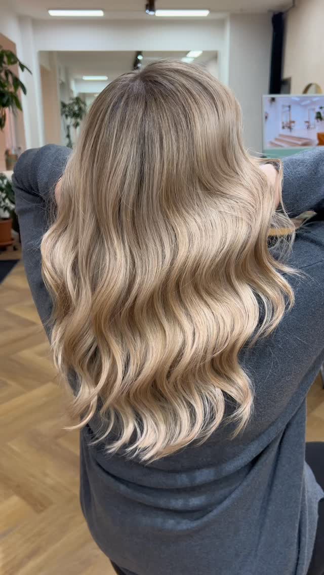 Blond 👍🏻 Haarbruch 👎🏻
👉So bleibt Blond gesund.
Wie findet ihr das Ergebnis?
#blondexpert #schonendblondieren #airtouchbalayage #blondmeschwarzkopf #balayagemünchen