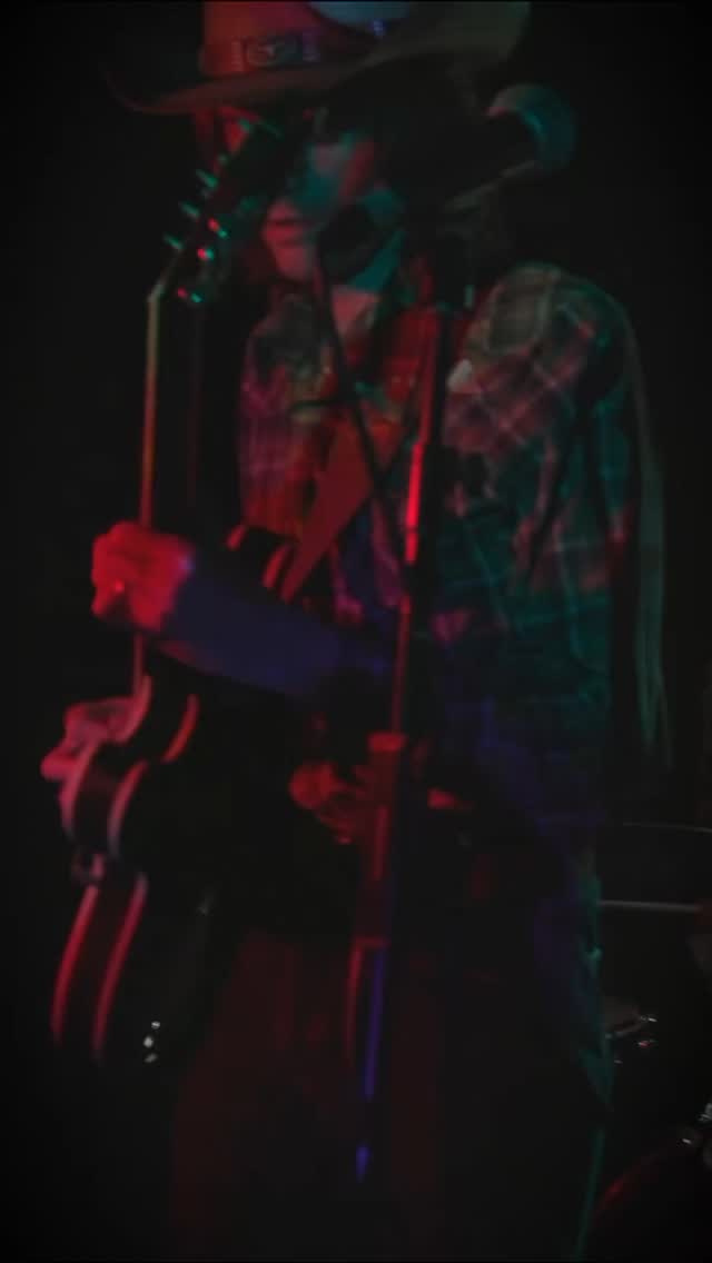 We are back to open the new year next week 🤠 w/ @birdsflyingbackwards at @hopeandanchorlive
Can’t wait to see you cats there - tix are in the bio 🎟️⚡️
🎥 @louis_isaacs_photography