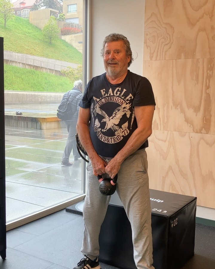 Heute möchten wir euch eine Patientengeschichte vorstellen, diesmal von Peter.
Peter hat seit einem Skiunfall vor mehreren Jahren immer wiederkehrende Probleme mit seinen Kniegelenken. Insgesamt wurde er nur an den Knien schon über 10x operiert und im linken Knie wurde ihm 2010 eine Prothese eingesetzt. Da er nach einigen Jahren wieder unter Schmerzen litt, liess er sein Knie nochmal inspizieren. Dabei wurde 2022 eine Verknöcherung der Quadrizepssehne sowie eine nekrotische Kniescheibe festgestellt, welche sich immer weiter aufgelöst hat. Die Kniescheibe wurde operativ entfernt und die neue Sehne an den Knochen angesetzt. Dabei stellt die Kniescheibe einen wesentlichen Bestandteil der Kniegelenksmechanik dar. Zu Beginn hatte er grosse Mühe sein Knie über 50° zu beugen, Treppen zu laufen und aus dem Sitz aufzustehen. Mittlerweile hat er sich durch einen anstrengenden Rehabilitationsprozess gekämpft und ist wieder in der Lage den Grossteil seines Alltags ohne Schmerzen im linken Knie zu bestreiten und sein Knie auf 110° zu beugen. Die Grundbestandteile der Behandlung (neben der Gelenksmobilisation) seht ihr auf den folgenden Slides, dazu zählen Kniebeugen, Step downs, Deadlifts und verschiedene Gangübungen. Zwischendurch geniesst er in der Pause auch mal etwas Oberkörpertraining, um in Form zu bleiben. Peter ist ein Beweis dafür, dass man sich mit ausreichend Willenskraft von fast allen Verletzungen erholen kann.
Wir wünschen Peter weiterhin eine gute Genesung und freuen uns so viel Einsatz von unseren Patienten zu sehen!
www.physioteam-horgen.ch
#rehab#physical#knee#therapy#sunsoutgunsout#horgen#zürichsee#physioteam#doyoursquats