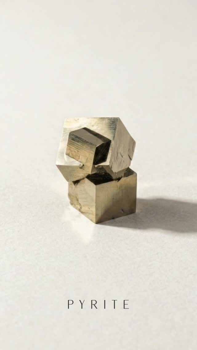 Sous ses airs de pépite, la pyrite déploie une architecture cubique parfaite, comme si la nature avait voulu graver l’ordre dans le chaos. ✨
Dès la Préhistoire, elle fut la « pierre à feu », capable de faire jaillir l’étincelle vitale pour éclairer la nuit des premiers hommes. 🔥
Pour Serengeti elle illustre à merveille la quête de l’alchimiste : savoir discerner la valeur intérieure sous l’éclat des apparences. Elle nous rappelle que chaque reflet porte en lui une étincelle de vérité et que le geste de l’artisan est, avant tout, une quête de lumière. 🕯️