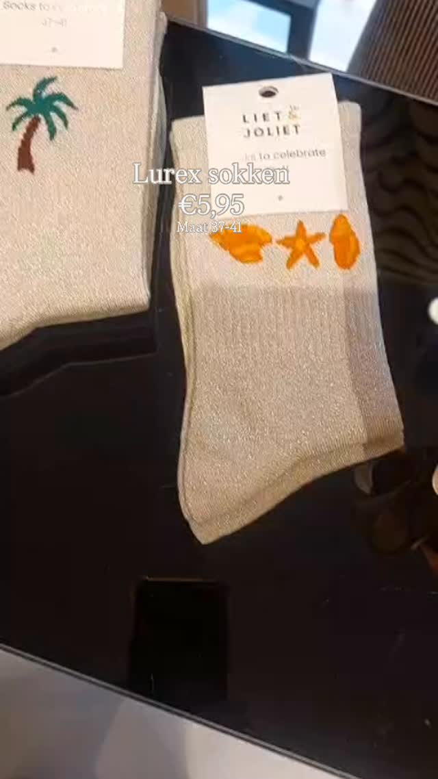 Weer voorraad Lurex sokken bij Sereen! Maat 37-41. €5.95 per paar
#sereen #damesmode #valkenswaard #kleding #fashion