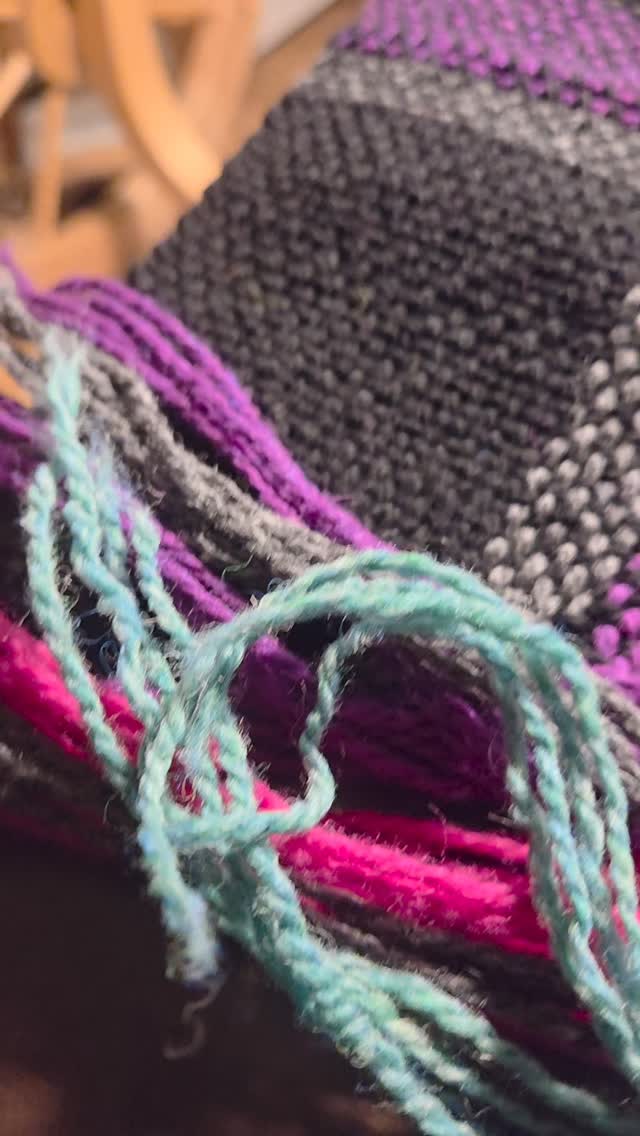 Knotted fringe in the early morning. What better way to start the day 🤗.
#sunriselodgefiberstudio #weaversofinstagram #weaving #handweaving fringe