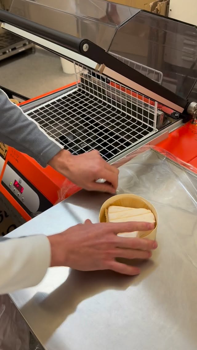 Ein Blick hinter die Kulissen🤫 Bald ist Valentinstag 💝 Wir sind schon jetzt fleißig am Herzle packen. Auch hier echte 🤚 Arbeit. 500 Süße Sissi Herzchen werden verpackt. Arbeit von mehreren Stunden - liebevoll verpackt und „geschrumpft“, sodass die Reifung in den nächsten Wochen vollendet werden kann, um den fluffig weichen Weissschimmel zu erhalten. Freut euch auf einen zart schmelzenden cremigen Kern. Wem schenkt ihr euer Herz? 🤭❤️ #valentinstag❤️ #weichkäse #bioheumilchkäse #handarbeit #mitliebegemacht