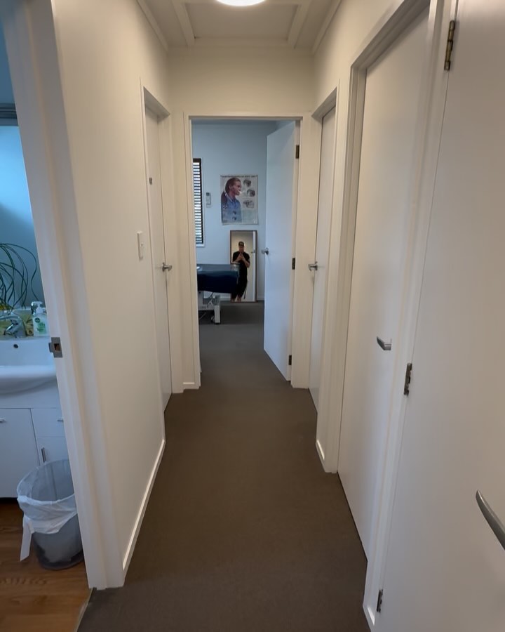 One of our commercial jobs recently completed at @aboutfacesphysiotherapy . Gib fix and plaster repairs, full interior repaint plus a lovely new feature wall. ✨🏘️. We are thankful for our clients and hard working team ❤️ 👨🎨. #duluxaccredited #silverstaterenovations #aucklandpainting