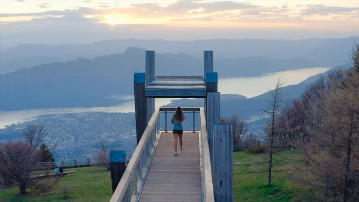 Nouvelle réalisation produite au @quartierlibre_ pour l’application @decathlon_outdoor 🥾🚴♀️✌🏼
Découvrez notre deuxième film : une vidéo de présentation de l’app entièrement pensée et conçue avec des images existantes. Un travail sous contraintes côté écriture et DA qui m’a plongé dans des disques dur d’images conservées et dans After Effect pour Valentine pour créer un fil conducteur joueur et vitaminé en motion.
Si vous hésitiez encore à randonner cet été, @decathlon_outdoor finira de vous convaincre ! Il y en a pour tous les styles et tous les goûts.
Merci à @pierre_bsc pour la confiance !
Bonnes balades à tous !
Charlotte
#video #app #filmdirector #creativedirector #motiondesign