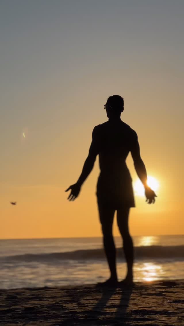 My definition of success rhymes with daily happiness ✨
Barefoot at sunset,
family by my side,
the natural soundtrack of waves crashing,
and the freedom to simply be.
Upside down.
Grounded.
Healthy.
Alive.
That’s success to me.
What’s your definition of success? 🌅🌊
#wellness
#coach
#love
#hapiness