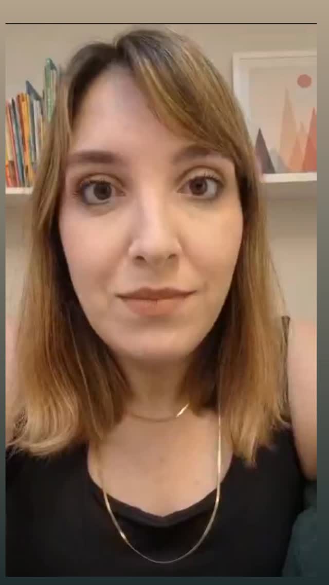 📚 Dica de Leitura: Vamos falar de Amor — Natasha Lunn
Um livro que convida a olhar com mais atenção para a forma como construímos nossas relações ao longo da vida. A partir da pergunta central — “o que você gostaria de ter aprendido antes sobre o amor?” — a autora reúne reflexões de pesquisadores, experiências pessoais e saberes científicos sobre amar e se relacionar.
Uma leitura sensível, profunda e possível em diferentes fases da vida.
Se você gostou de Tudo sobre o Amor, de Bell Hooks, este livro certamente continuará provocando reflexões importantes.
Espero que te inspire! 🤍
Abraços,
Juliana B. Fitaroni
Psicóloga | CRP-18 02964
#DicaDeLeitura #Amor #RelaçõesHumanas