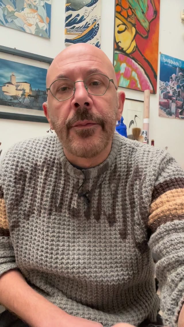 Sento il bisogno di mettermi a nudo.
Di essere visto per quello che sono, un uomo, un essere umano intero, non solo il maestro che molte persone riconoscono.
A volte mi spaventa l’immagine che posso dare e le aspettative che posso creare.
Sento il peso di quello sguardo, e lo onoro restando vero. Il mio lavoro nasce da una pratica reale, vissuta.
Insieme a questo vivono parti fragili, stanche, silenziose, che meritano spazio e ascolto.
Oggi scelgo di mostrare anche questo.
Per camminare nella trasparenza, con meno maschere possibili, fedele a ciò che sono nella mia interezza.
#meditazione #spiritualità #ricercainteriore #pitturazen