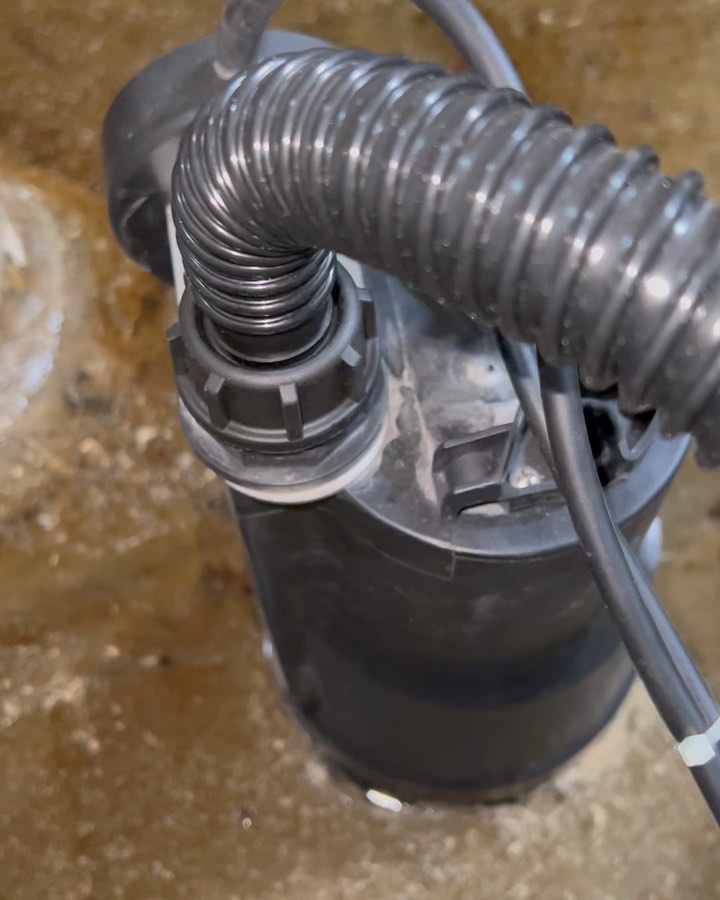 FLACHSAUGSET HQ 5.5 - mit der automatischen Niveauregulierung. Einfach und sehr effektiv!
Das Flachsaugset hat Vorteile gegenüber Nass-Saugern:
Das Medium wird direkt weg gepumpt und muss nicht aus einem Behälter entleert werden.
Mit dem Flachsaugset kann nahezu alles restlos abgesaugt werden – fast wischtrocken.
Die Pumpe hat eine Förderhöhe von bis zu 7,0 Meter und eine Pumpleistung von 5'500 Litern pro Stunde.
.
Klein aber oho 😁.
.
#flachsauger #flutset #gewitter #starkregen #extremwetter #tools #tauchpumpe #hochwasser #überschwemmung #kellerunterwasser #dry #water #flood #feuerwehr #pompier #pompieri #firefighter #herzogenbuchsee #schweiz #genius