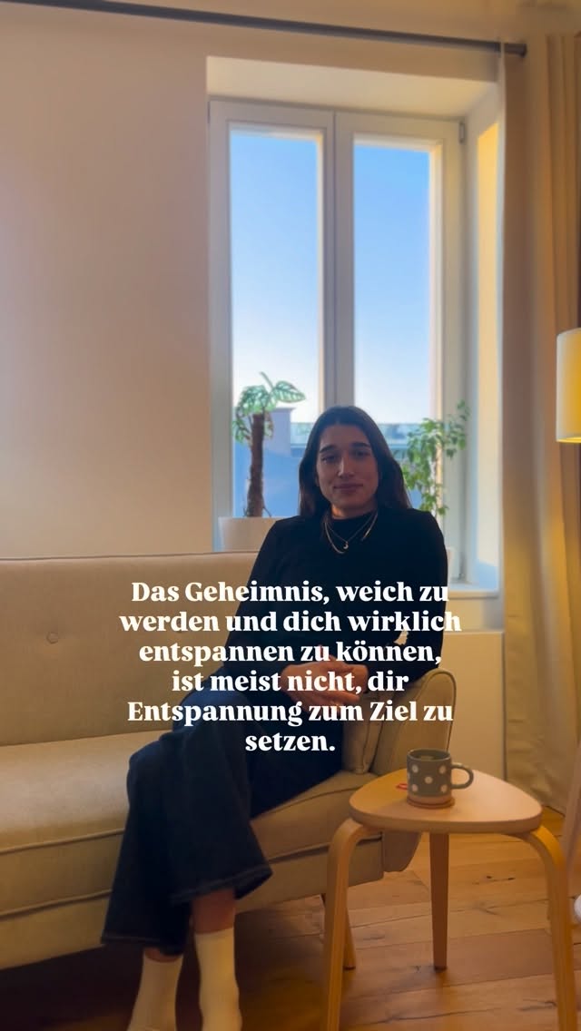 Entspannung ist kein Willensakt. Sie ist ein Resultat.
Der Weg dorthin ist geebnet von:
– eingestimmten Kontakt
– Begegnung in dem gegenwärtigen Zustand
– Erlaubnis & Annahme von Anspannung
– Dosierung, Halt und Handhabbarkeit der Erfahrung
– Orientierung und Beobachtungsfähigkeit im Erleben
– Begleitung und Co-Regulation
•••
Videos wie diese dienen der Unterhaltung und ersetzen keine Begleitung. Sie dienen nicht als professioneller Rat und gehen ebenso nicht auf die Feinheiten psychischer & emotionaler Gesundheit ein (weil sie dafür viel zu individuell ist!).
www.auroraprema.de