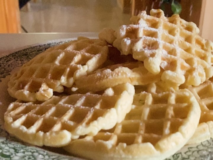 The aroma of freshly baked warm pastries fills the air, welcoming you to a foodie feast
#saginihotel #authentichospitality #foodie #saginibreakfast #oatcookies #waffles #vegan #northevia #island