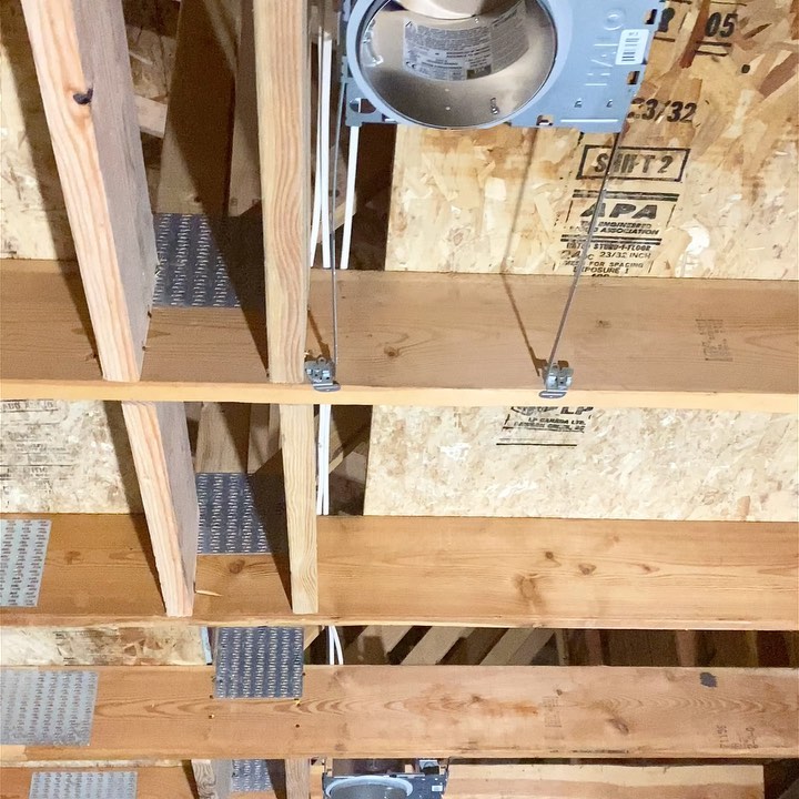 A move in the right💡light💡direction. A clean collection of can light installs in a beautifully remodeled art studio with ample space. Yes, we even added lights and switches INSIDE the storage rooms behind the little Wonderland doors ✨.
Built By: @homeresourcecompany
Electrical By: @arcssparkselectricalservices