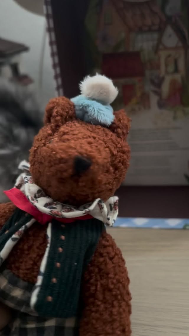 Storia - a lieto fine - di un orsetto a cui piacevano i treni 🚂 Come è andata a finire? Guarda il Video e se vuoi anche tu portare Baba in giro non devi far altro che cliccare sul link in bio, chiedermi info in DM oppure cercare su www.magorium.store.
-
#magoriumgiocattoli #toys #giocattoli #toyscollector #moulinroty