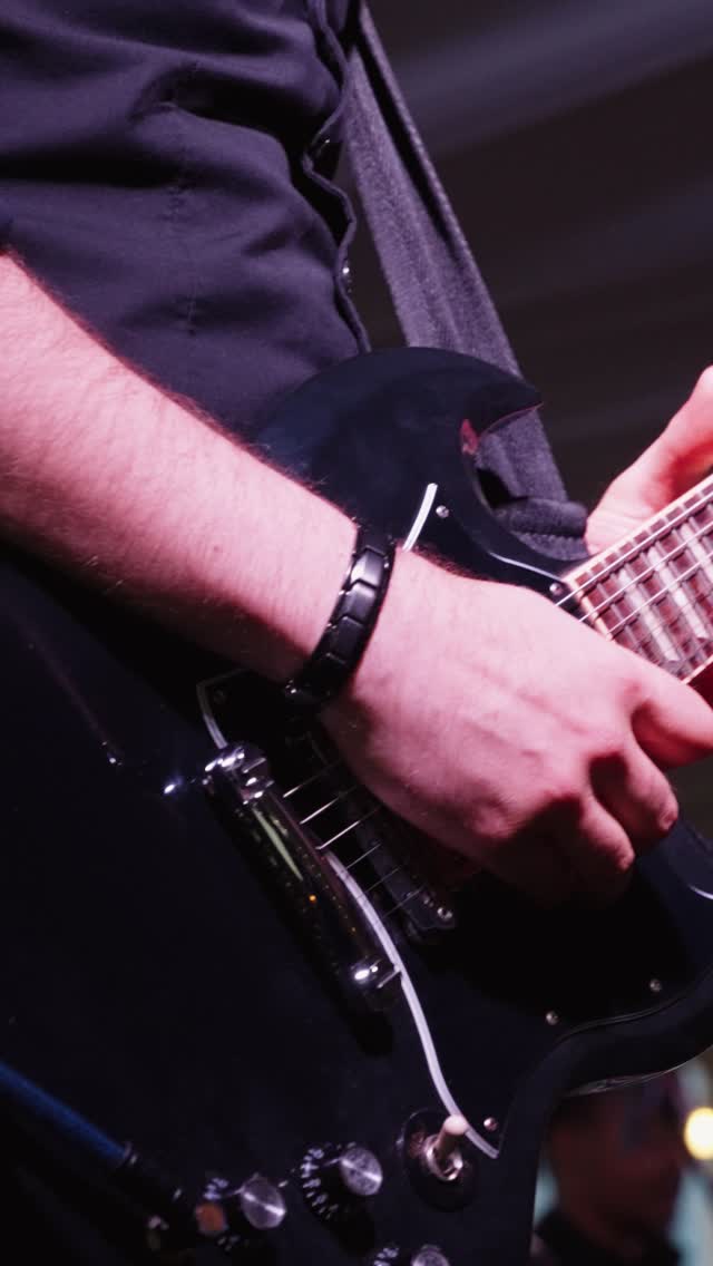 Bailee & Sam turned their reception into a full-on concert and we are here for it! Are you opting in for live music or a DJ for your wedding reception?
Band creds: @bluewaterkingsband