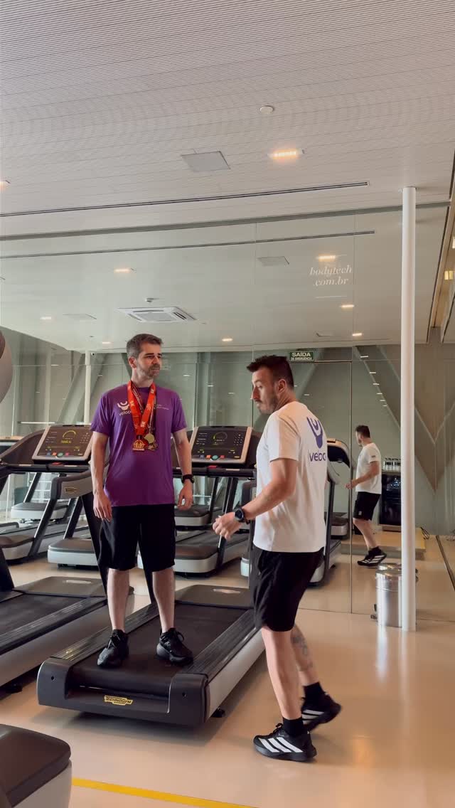 Ele acelerou demais. Treinava sempre forte. Resultado? Lesão.
Mas aqui vem a virada: quando ele conheceu a aula de corrida do Pedro e entrou na Assessoria da Veloce, ele entendeu que evoluir de verdade não é “dar tudo todo dia”, é treinar com método, consistência e inteligência. E foi aí que o jogo mudou.
Hoje, a história dele é prova (literalmente) de que dá pra voltar melhor:
✅ Ickworth Sunset Chase — 5K (Bury Saint Edmunds, Inglaterra)
✅ Run Through Hyde Park — 5K (Londres, Inglaterra)
✅ Courses du Pays du Coquelicot — 21K (Albert, França)
✅ 007 Hermonville — 7K (Hermonville, França)
✅ Memorun — 10K (Bois de Vincennes, França)
Se você sente que está treinando “no limite” e mesmo assim não evolui (ou vive apagando incêndio com dor), talvez não falte esforço, falte direção.
Chama a Veloce no direct e vem treinar do jeito certo.