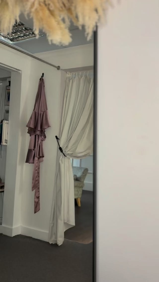 SUNFLOWER, our latest arrival to the store ✨
Available in 3 gorgeous colours, slinky satin silhouette, corset back and leg split.
Could she be the dress of you dreams ☁️
#prom #promdress #promshop #prom2026