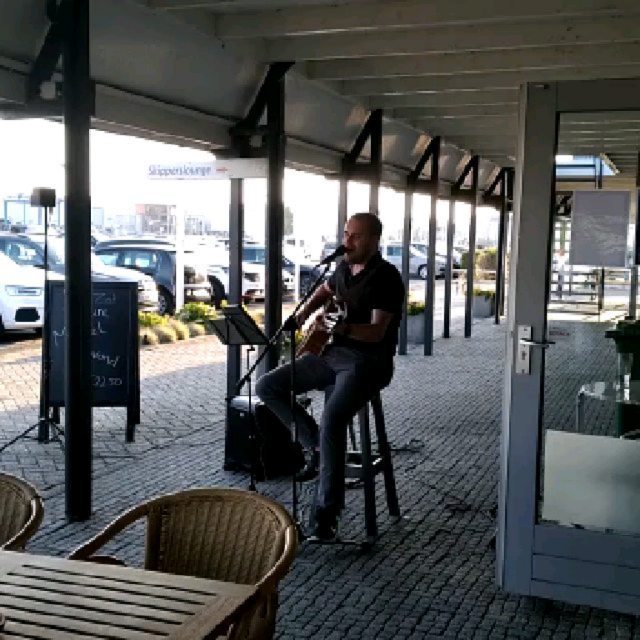 Top weekend gehad!
Het feest begon vrijdag met een optreden in Hotel Post-Plaza. In de zaal waar ik naast speelde, was een trouwfeest aan de gang. Ik werd gevraagd of ik daar een liedje wilde spelen. Hoewel ik daar niet op gekleed was, heb ik dat natuurlijk gedaan. Het was een heel bijzonder moment!
Zaterdag speelde ik samen met Lotte Broersma op een verjaardagsfeest van een leerling van haar. Het was een mooi feestje! Daarna vervolgde ik mijn weg naar Lemmer om te spelen bij de Skippers Lounge.
Mijn laatste optreden was bij het It Flinkeboskje in Hemelum. Daar was zoals altijd weer een fijne sfeer!
Revolution Agency & LXeventsupport
bedankt voor de leuke optredens!