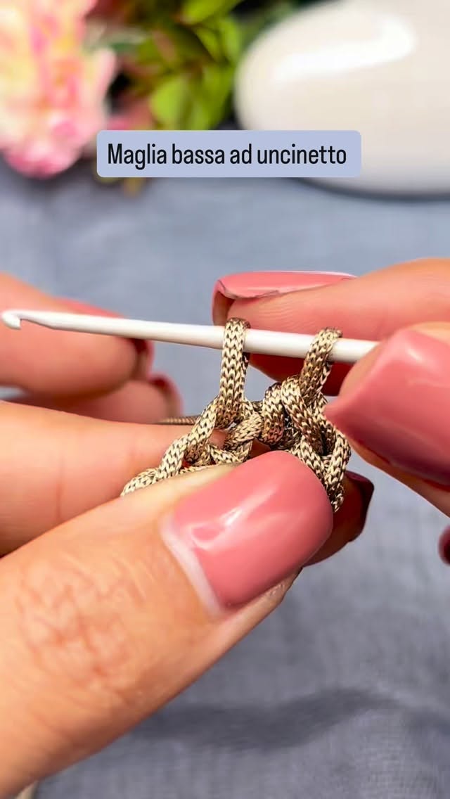 Come fare la MAGLIA BASSA
▶️ Guida per principianti uncinetto
Spero che questo video della maglia bassa base possa esservi di aiuto.
Ia maglia bassa é una delle maglie che più utilizzo per fare le mie creazioni é quindi molto importante aver chiaro come viene realizzata ed i passaggi principali necessari.
Spero possa esservi utile 😘
❗️Mi raccomando non é da confondere con la maglia bassissima!!
#crochet #uncinetto #uncinettohandmade #tonbonbijoux #filieforme