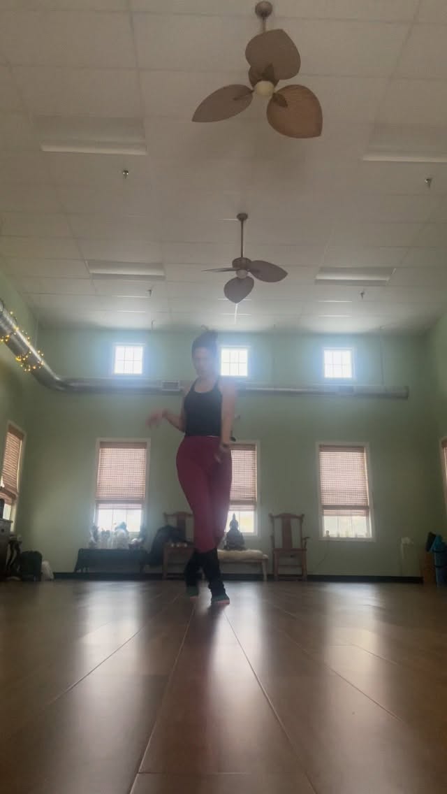 As the snow continued to fall, the vibes just keep going. Enjoy every moment, while we still have mother nature’s gifts to embrace..
Music: “La Cancion” by J Balvin and Bad Bunny
#dance #dancechallenge #danceteacher #dancer #contemporarydance