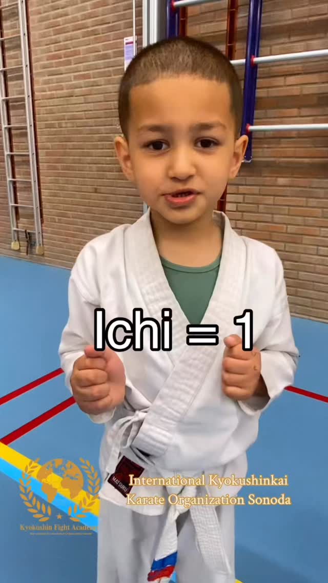 “Ichi, ni, san… Junayd telt hardop tot tien!”
Wat lijkt op simpel tellen, is bij ons een belangrijk onderdeel van discipline en structuur.
Bij de Kyokushin Fight Academy leren zelfs de jongste karateka’s meteen respect en focus. In onze lessen gebruiken we Japanse tellen tijdens warming-ups, oefeningen en kata’s.
Waarom?
1. Respect voor de oorsprong
Kyokushin is een Japanse vechtkunst. Tellen in het Japans houdt ons verbonden met de traditie.
2. Concentratie & ritme
Door te tellen leer je je bewegingen te coördineren en met volle aandacht te trainen.
3. Zelfvertrouwen
Onze vechters, jong en oud, leren met overtuiging en kracht hun stem te gebruiken.
Wil jij of jouw kind ook groeien in discipline, respect en kracht? Kom trainen bij de snelst groeiende Kyokushin dojo van Nederland!
Osu!
#KyokushinFightAcademy #KyokushinKarate #KarateKids #Discipline #Respect Traditie Spijkenisse KarateLife MartialArtsForKids OsuSpirit jongekrijgers