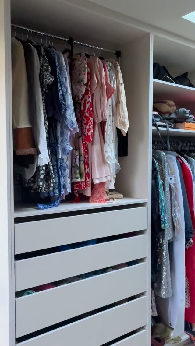 Nothing beats a full wardrobe organisation…….especially when it’s as nice as this 🖤
#professionalorganiser #professionalorganizer #professionaldeclutterer #decluttering #southcoast