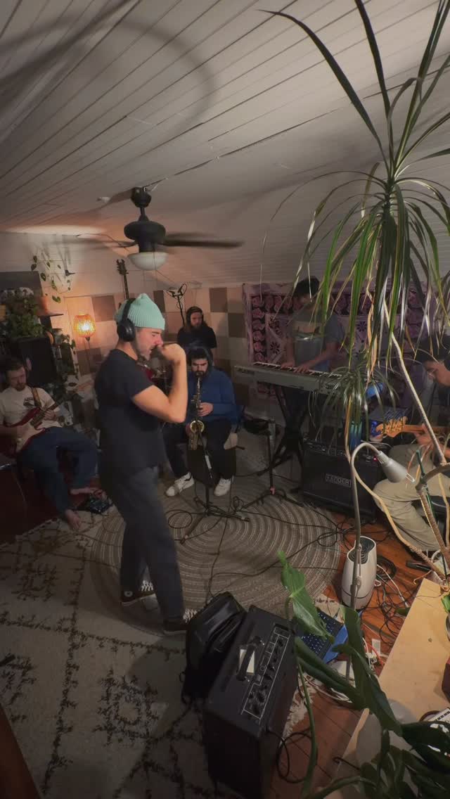 Hey, hope you’re good 🤍 here’s some Frank for your feeds ..
know I’ve been quiet 🤐 working silent #soulmusic #indiesoul #livemusic #tinydesk #band