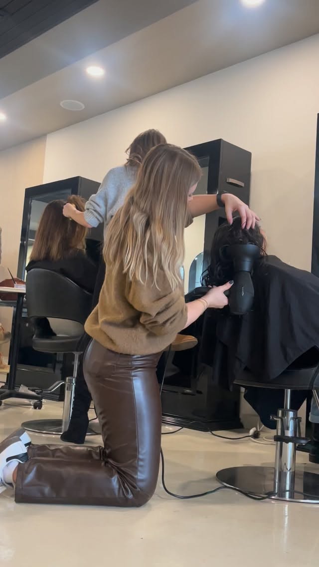 When your stylists devotion goes to new heights ✨ …or is it depths if she’ll get on her knees for you?
@locks__bylauren is incredible at enhancing your natural texture. It starts with a cut- completely custom designed for you. Then she takes it to the next level with juuust the right amount of products. Then will do whatever it takes to style it so perfectly… even if it means she gets down on her knees 🫶🏼
Take a seat in her hair and discover your best hair yet!