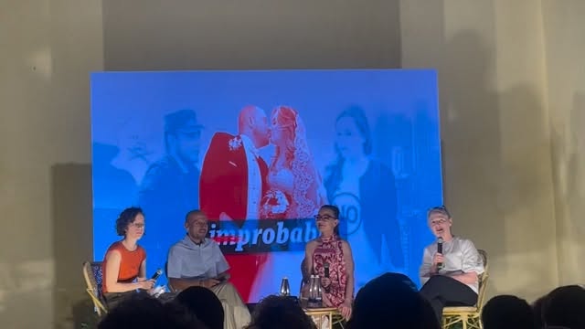 🤔IMPROBABLE: ¿TE ENAMORARÍAS DE ALGUIEN CON IDEAS POLÍTICAS OPUESTAS A LAS TUYAS?🤔
“Hay cosas que no son ni de derecha ni de izquierda, entre esas, compartir la cama” ❣️
@hayfestival_esp gracias por permitirnos ser testigos de una
conversación improbable: La historia de amor de Catalina y Jorge Suárez. Ella activista de derecha, cercana al expresidente Álvaro Uribe Vélez; él, hijo del excomandante guerrillero conocido como el Mono Jojoy, que pasó 16 años en las FARC antes de desmovilizarse y hacer pedagogía de paz.
🎧Esta historia está disponible en el Podcast llamado Improbable, de la BBC, en 8 episodios sus protagonistas cuentan cómo se enamoraron y han superado las brechas de sus “diferentes mundos”.
#hayfestival2026 #catalinayjorge #podcast #historiasimprobables #cartagena