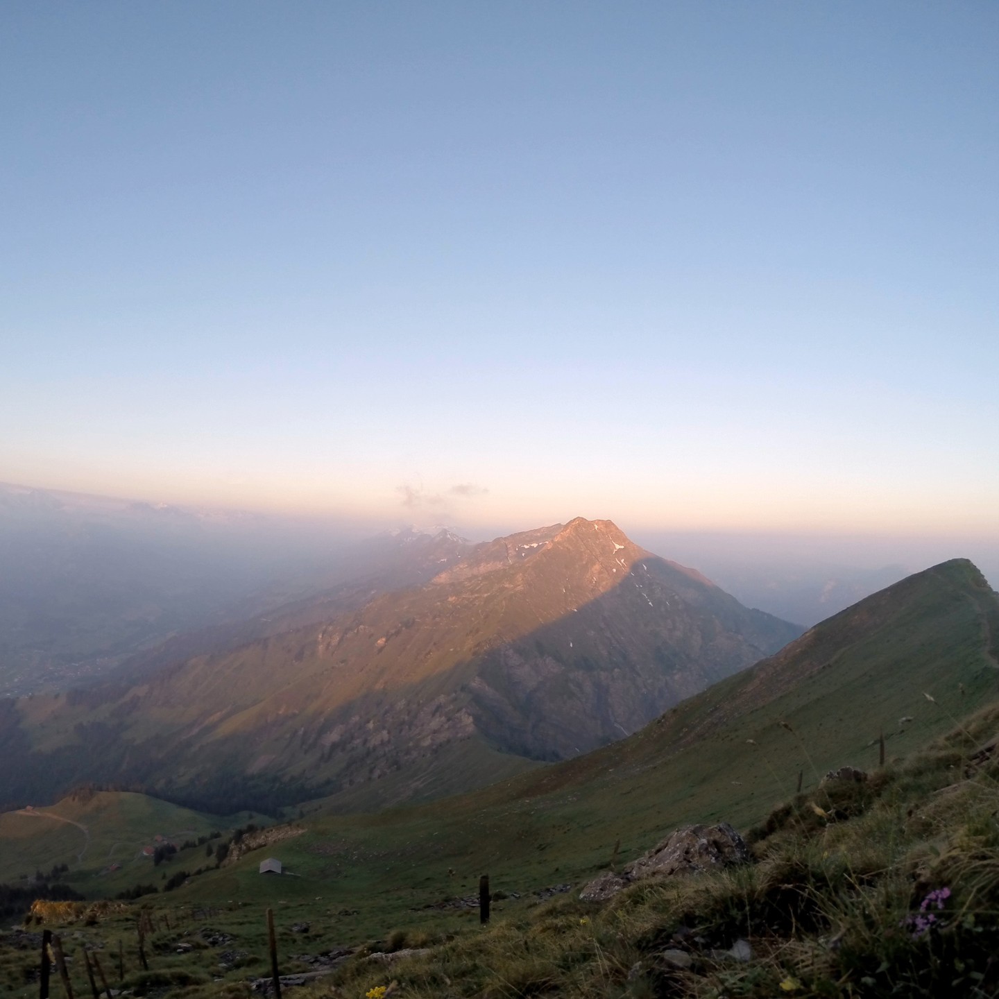 14.06.2023 X-Alps auf dem Niesen (inklusive Vorabend und Nacht):
1. Vorabend mit zügigem Nordwind und vielen Wolken.
2. In der Nacht Zoom auf Turnpoint in #Frutigen.
3. Am Morgen sieht man die Inversion am Horizont.
4. Mit einsetzender Sonne fängt es an zu Quellen. Jedoch zuerst mit tiefer Basis.
5. Nachdem die Wolkenbasis über den Startplatz gestiegen war, gab es gute Bedingungen.
6. Das Einsetzen des Nordwindes am Nachmittag machte den guten Startbedingungen ein Ende.
#niesen #thermik #alpinespumpen #bise #xalps #redbullxalps @redbullxalp @niesenbahn