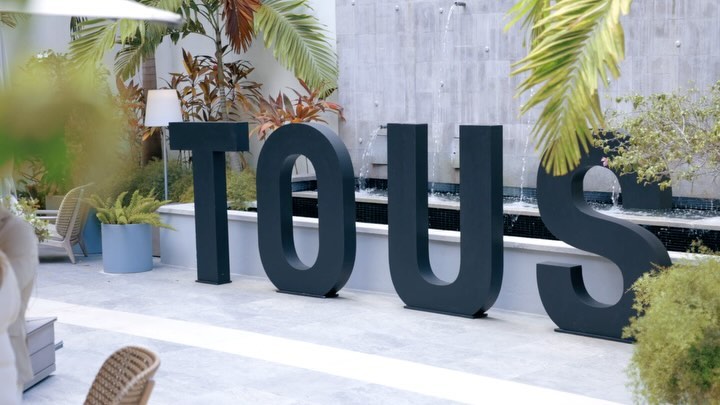 En junio, TOUS Puerto Rico confió en Iridescence Marketing Agency para capturar su Convención de gerentes de USA y PR y nos tiramos de lleno para hacer magia.
Desde cada toma hasta los últimos detalles, nos aseguramos de que la esencia y elegancia de TOUS brillaran en cada toma. ✨
Gracias @tousjewelry - @yary525 por la oportunidad y por confiar en nuestro equipo. 💖
Content Creation Team:
🎥 Jonathan Meléndez
Videographer
📸 Giancarlo Santini
Photographer
👩🏻💻Sheila M. Cardona
Production Coordinator
#Iridescence #iridescencemarketingagency #TOUSPuertoRico #tous #viejosanjuan #ProducciónCreativa #contentcreation #coberturadeeventos #PuertoRico #mercadeodigital #eventcoverage #mercadeopuertorico