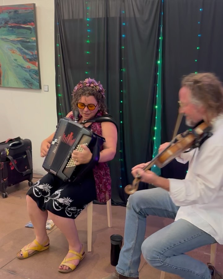 The Sunshine Solstice event produced by @adoseofsunshinepodcast at the @art_hive_prescott was a beautiful evening full of love, light and community! 🌞❤️