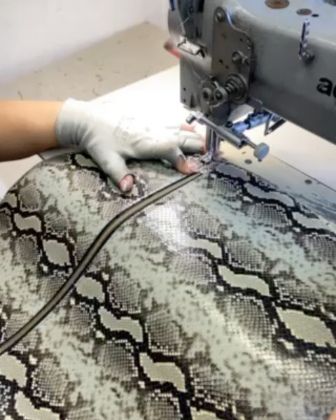 Egyedi rendelésre készült ez a csodaszép dob tartó. A kígyó mintás bőrhőz tűzpiros selyem bélést választottunk😍
Szivacs védi a dobot a két kerek felületen, és elől egy hatalmas zippzáras zsebet találsz.
Kézben és háton is tudod hordani😍
#sámándob #dobtartó #dobtáska #drumbag #realleatherbag #uniquedrumbag #uniqueleatherworks
Megrendelésre más méretben és alapanyagból
is készítünk💗