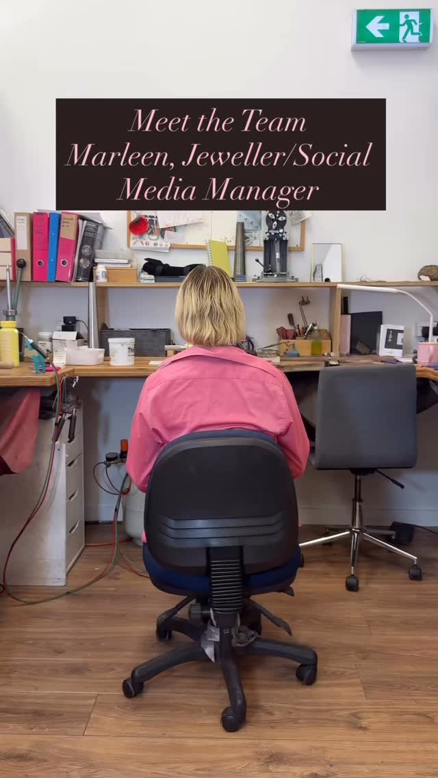 Meet the team at Vū Jewellers, Queenstown 🔒❣️✨
This is Marleen, the newest member of Vū.
She came to New Zealand about a year ago, travelled both islands, and fell in love with the landscapes and laid-back Kiwi lifestyle.
Graduated as a goldsmith in Germany in 2024, she’s passionate about refining her designs and craft every day. 😊⚒️❣️part 3
#teamintroduction #meettheteam #vujewellers #queenstownjeweller #finejewellery