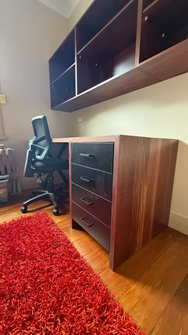 Just completed this new home office fit out. Love the flame look on the recycled red ironbark waterfall end and stoked with how well we were able to match the overhead cabinetry with the desk thanks to @smartcutcabinetrysupplies 👌
.
.
.
.
.
.
.
#interiordesign #bespoke #furnituredesign #customfurniture #homeoffice