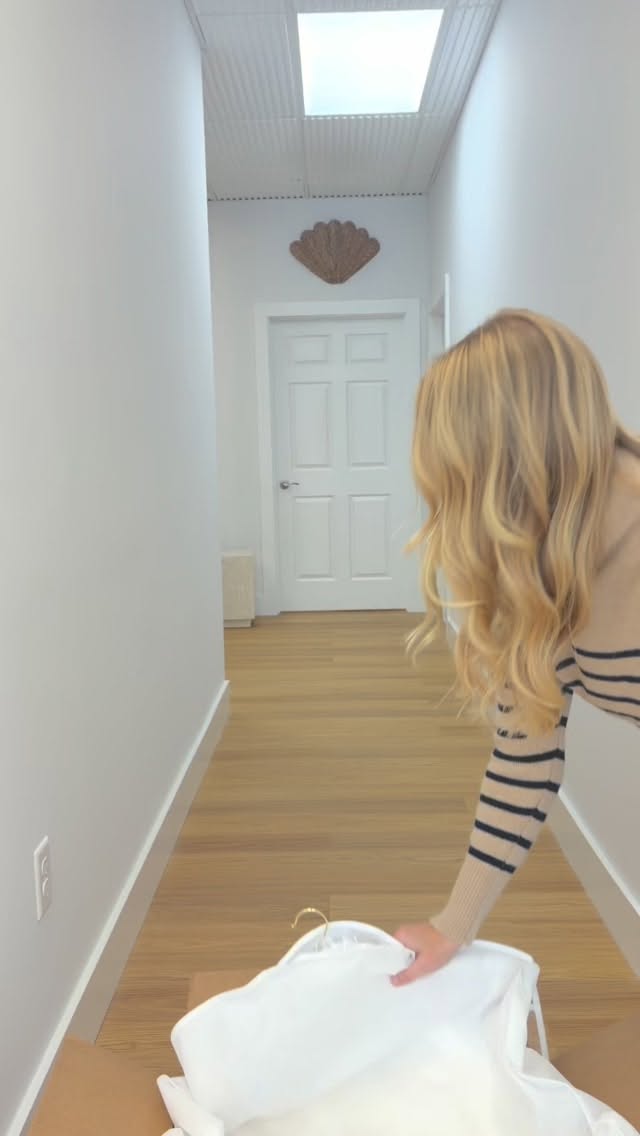 Unboxing one of our new gowns from @kyhabride! Meet Adler 🤍
Click the link in our bio or head to hamptons-bridal.com to book an appointment to try her on!