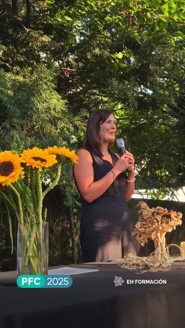 GRATITUD. Eso es lo que sentimos en este cierre del PFC 2025…
Siete meses de conversaciones, de preguntas incómodas, de práctica, de aprendizajes que se fueron encarnando con el tiempo. De ir probando, equivocándose, ajustando… y creciendo. Mucho 💪.
Hoy, en cada uno de ustedes, vemos presencia, criterio, escucha, capacidad de acompañar y un nivel de coaching muy humano y altamente profesional.
Como formadores, acompañarlos ha sido un goce.
Cerramos este ciclo con orgullo, con alegría y con mucha gratitud por la confianza, el compromiso y la calidad humana que cada uno trajo a este camino.
Y por supuesto FELICITACIONES a esta nueva generación de coaches!! 🙌
Y mientras, ya estamos mirando con ganas lo que viene… una nueva generación del PFC que comienza en abril 🎓.
Si sientes el llamado, aún puedes sumarte!! Solicita más información en ehformacion@ehumana.cl
#PFC2025 #FormaciónDeCoaches #CoachingOntológico