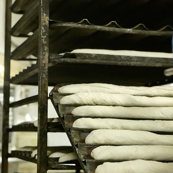 Ens mou la tradició.
.
.
.
Nos mueve la tradición.
#fornartesà #panaderiaartesanal #baguettetraditionfrançaise #baguettetradicional #massamarenatural