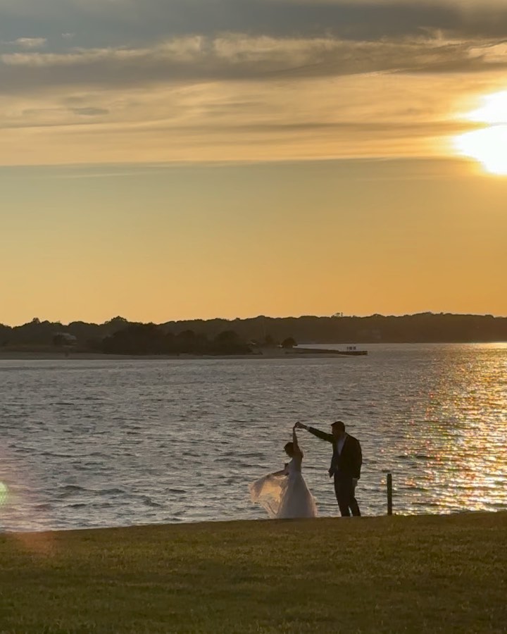 emily + zach | 9.16.23
a cloudy day to start, with a beautiful sunset to end 🤍 so much love for these two, a truly beautiful wedding celebration!
@graceandgritevents
@pbsevents
@sperrytentshamptons
@jeanhodgensphotography
@foxtrotfarmflowers
@nofobaker
@beautybythebeach.co