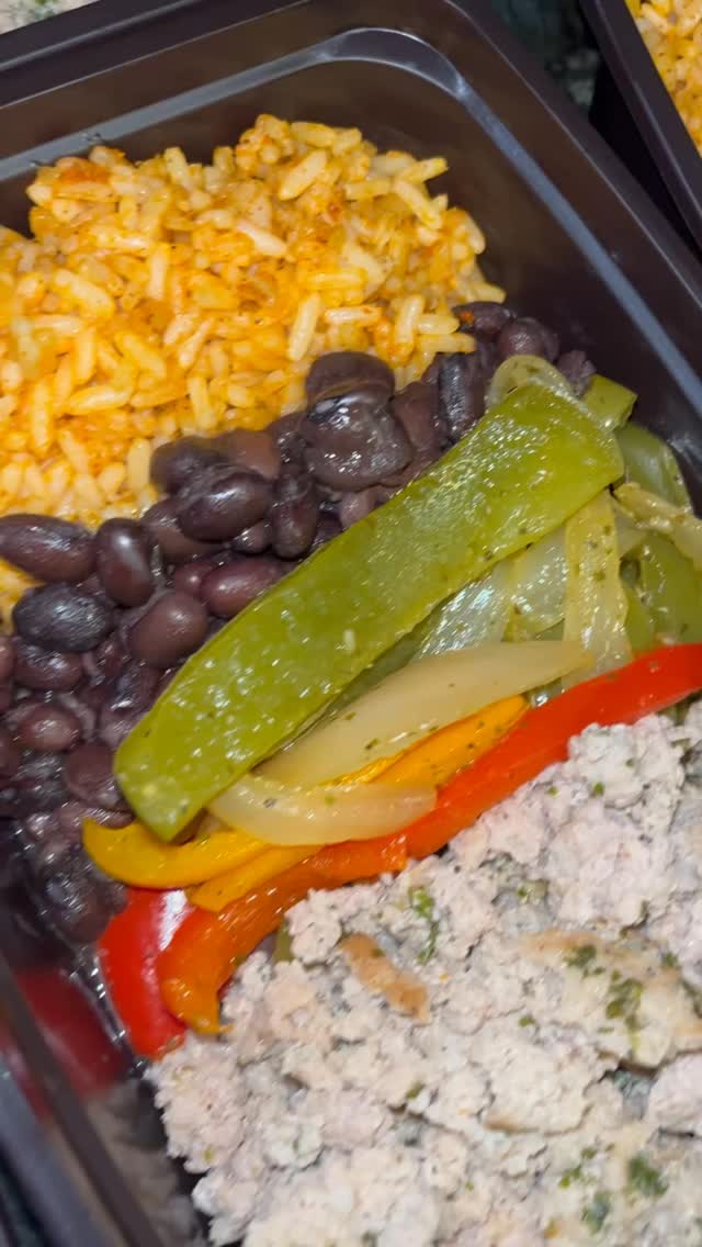 Fridge located @earndatbodyfc 2600 Gravier St. #powerbowls #turkey #mealprep #neworleans #fyi #healthy