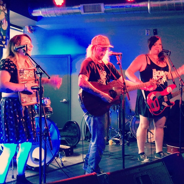 @burn_tha_toast are not only some of the nicest people we’ve meet but also throw down a mean brunch set! Thanks y’all for making the trip and being so damn amazing! #acousticpunk #punk #sogood #homies #midwest #sundayfundaybrunch #bottomlessmimosa #festivals #party