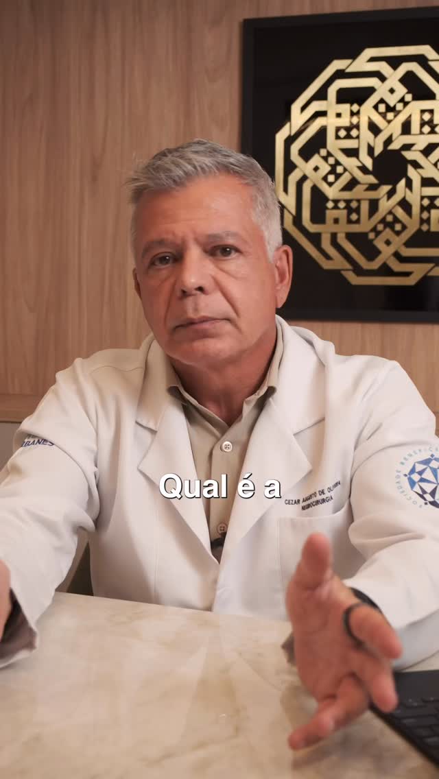 Muitas vezes nos preocupamos se aquele movimento rápido ou o jeito que sentamos por 5 minutos vai acabar com a nossa coluna. A verdade? O corpo é feito para se mexer!
O problema não é o movimento isolado, mas sim o hábito. A repetição de posturas inadequadas, o sedentarismo e até a falta de hidratação são os verdadeiros responsáveis pelas dores crônicas.
Se liga nesses pontos de atenção:
Evite ficar na mesma posição por horas, mantenha o corpo ativo com exercícios, beba água (sim, seus discos intervertebrais agradecem!).
#SaudeDaColuna #Postura #BemEstar #Fisioterapia #ColunaSaudavel