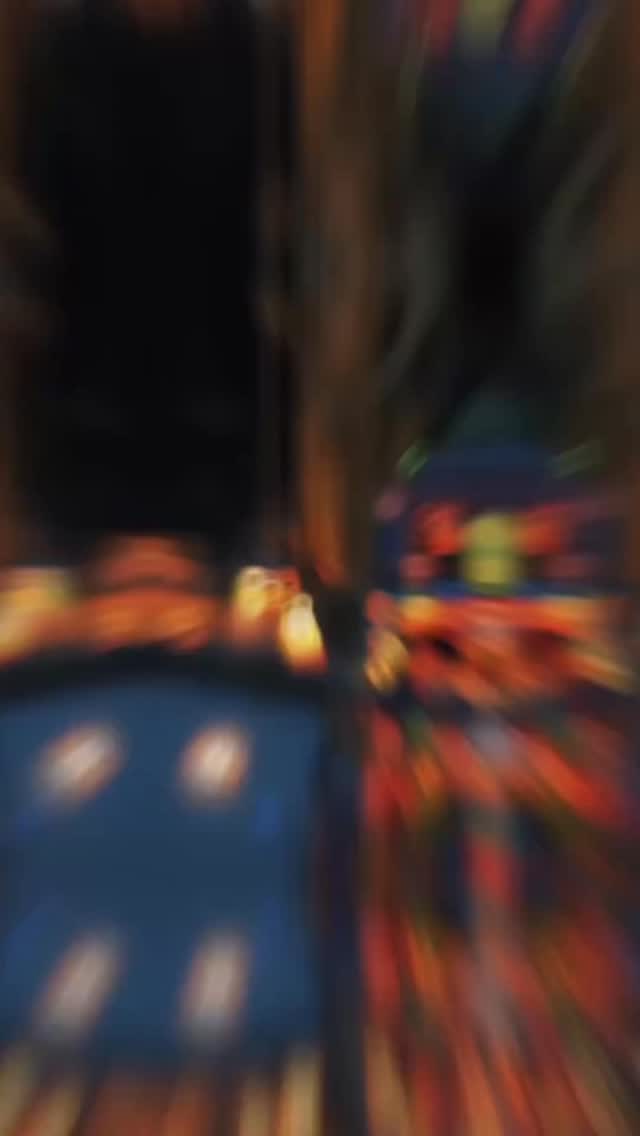 Thaipusam non è solo una celebrazione, è un viaggio profondo fatto di fede, sacrificio e forza interiore.
Tra il suono incessante dei tamburi, i colori vibranti dei fiori e i corpi segnati dalla devozione, migliaia di fedeli affrontano un percorso fisico e spirituale che va oltre il dolore.
Qui la fede diventa resistenza, il sacrificio si trasforma in preghiera e ogni passo racconta una promessa mantenuta.
Assistere a Thaipusam significa entrare in punta di piedi in un rituale antico, potente, crudo e allo stesso tempo incredibilmente umano.
Un’esperienza che scuote, emoziona e lascia un segno profondo.
Non si guarda soltanto: si sente. 🔱🙏
#Thaipusam #ThaipusamFestival #Malaysia #KualaLumpur
#SpiritualJourney