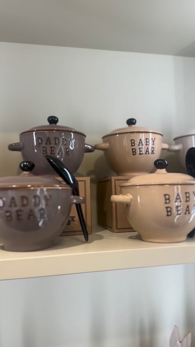 Daddy Bear, Mummy Bear and Baby Bear… but make it Bakewell 💛
Tucked away in the gift shop at the Old Original Bakewell Pudding Shop, these charming bowls are almost too cute to resist 🥰 Perfect for little treats, cosy breakfasts or a special souvenir to take a little piece of Bakewell home with you✨
Whether you’re shopping for a gift or just having a wander, our shelves are full of delightful finds that celebrate comfort, tradition and a touch of whimsy🤩
#oldoriginalbakewellpuddingshop #bakewell #peakdistrictnationalpark #visitpeakdistrict