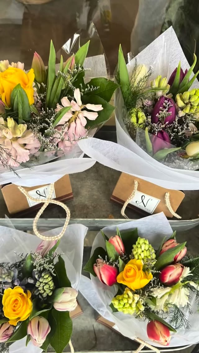 A little sunshine from Niche Boutique Florals featuring locally grown blooms from BC. Stop by and smell the flowers, it will make you smile😊 .
.
.
#fortlangleyflorist #langleyflorist #flowers #bouquetbar #frenchcountryflowerstudio