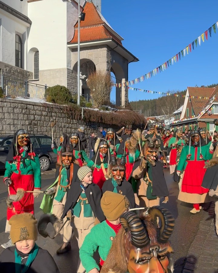 150 Jahre Batzenwecken Jubiläum.
Wir wissen gar nicht, welche Worte wir wählen sollen für die dieses phänomenale Narrentreffen. 🥳🎭🎉
Beginnen wollen wir diesen kleinen Rückblick mit dem Kinderumzug, der bereits pünktlich mit Böllerschuss und Eröffnung des Narrentreffens ab 12:00 Uhr startete.
#nzschonach #geißenmagd #geißenmeckerer #schonach #batzewecke #esgohtdegege #fasnet #fasnet2024 #2024 #verbandoberrheinischernarrenzünfte #narrenzunft #narrinarro #brauchtum #carnival #party #fun #people #tradition #blackforest #love #schwarzwald #nature #history #bepartofit #germany #mask #wood #winter #culture