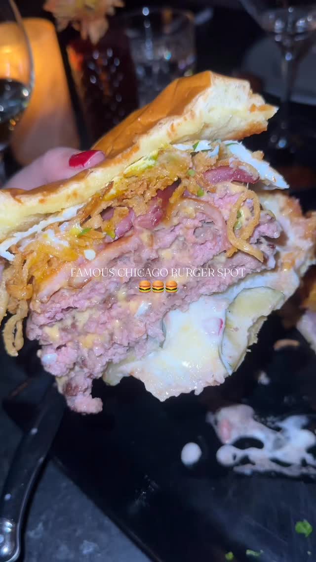 Chicago burger dreams come true. 🍔 The Wolf Burger at @littlebadwolfchicago is as big and flavorful as it looks — don’t forget the mac & cheese on the side! 😋
#chicago #chicagofood #chicagofoodie #chicagorestaurants #chicagodinner #burger #chicagoburger
